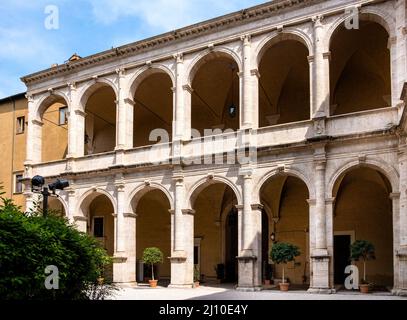 Rom, Italien - 27. Mai 2018: Innenhof und Kreuzgang des Palazzo di Venezia - ehemaliger Markuspalast am Piazza di Venezia Stockfoto