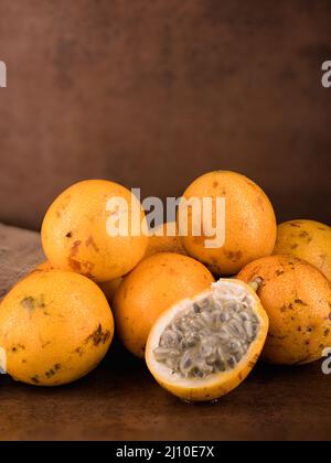 Das Foto zeigt eine exotische Frucht aus den Tropen. Die tropische Frucht wird Granadilla oder süße Passionsfrucht genannt. Granadilla ist orange in der Farbe wi Stockfoto