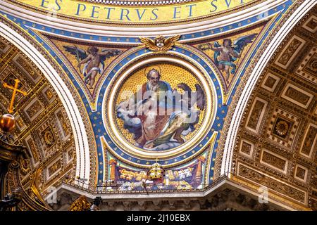 Rom, Italien - 27. Mai 2018: Johannes-Evangelist-Mosaik von Giovanni De Vecchi unter der Hauptkuppel und über dem Presbyterium des Petersdoms im Vatikan Stockfoto