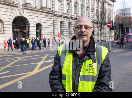 John Moore, Mitglied der Sicherheitseinheit des Stadtrats von Belfast und Shop Stewards von Unite Union, steht mit Kollegen und Kollegen auf der Streikschnur am hinteren Eingang des Belfast City Hall. Bilddatum: Montag, 21. März 2022. Stockfoto