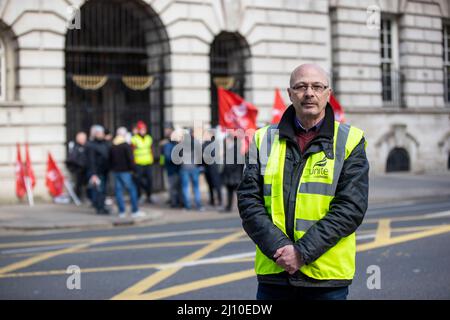 John Moore, Mitglied der Sicherheitseinheit des Stadtrats von Belfast und Shop Stewards von Unite Union, steht mit Kollegen und Kollegen auf der Streikschnur am hinteren Eingang des Belfast City Hall. Bilddatum: Montag, 21. März 2022. Stockfoto