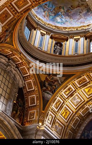 Rom, Italien - 27. Mai 2018: Kuppel und Bogen der Kapelle der Muttergottes von der Säule von Giacomo della Porta im rechten Kirchenschiff des Petersdoms, San Pietro in Stockfoto