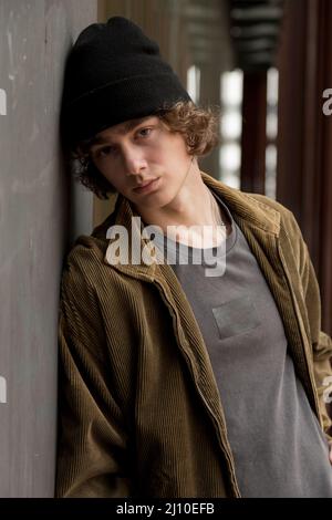 Teenage-Portrait mit Mütze und lockigen Haaren Stockfoto