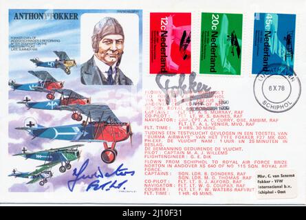 RAF geflogen thematische Briefmarke Briefumschlag, RAFM HA SP4, mit Anthony Fokker, von einem der Piloten unterzeichnet. Stockfoto