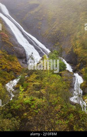 Systrafoss Falls, ein Wasserfall in der Nähe von Kirkjubaejarklaustur, in der Nähe von Vik, im Süden Islands. Stockfoto