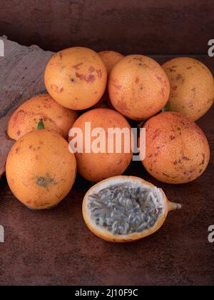 Das Foto zeigt eine exotische Frucht aus den Tropen. Die tropische Frucht wird Granadilla oder süße Passionsfrucht genannt. Granadilla ist orange in der Farbe wi Stockfoto