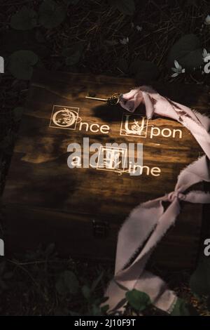 Es war einmal Text auf Holzhintergrund Stockfoto