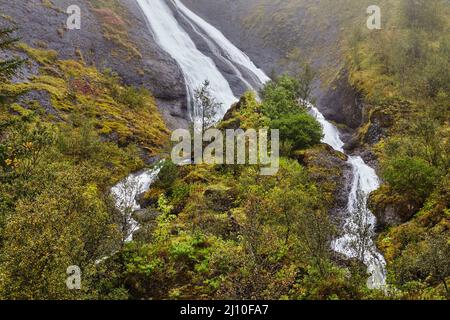 Systrafoss Falls, ein Wasserfall in der Nähe von Kirkjubaejarklaustur, in der Nähe von Vik, im Süden Islands. Stockfoto