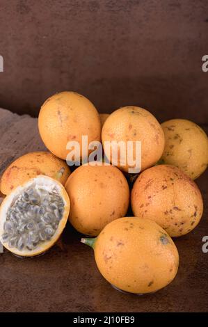 Das Foto zeigt eine exotische Frucht aus den Tropen. Die tropische Frucht wird Granadilla oder süße Passionsfrucht genannt. Granadilla ist orange in der Farbe wi Stockfoto