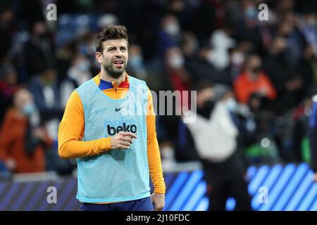 Gerard Pique vom FC Barcelona erwärmt sich während des Fußballspiels der spanischen Meisterschaft La Liga zwischen Real Madrid und dem FC Barcelona am 20. März 2022 im Santiago Bernabeu Stadion in Madrid, Spanien - Foto: Oscar Barroso/DPPI/LiveMedia Stockfoto