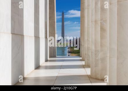 Washington Monument durch die Säulen des Lincoln Memorial, Washington, DC Stockfoto