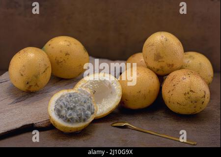 Das Foto zeigt eine exotische Frucht aus den Tropen. Die tropische Frucht wird Granadilla oder süße Passionsfrucht genannt. Granadilla ist orange in der Farbe wi Stockfoto