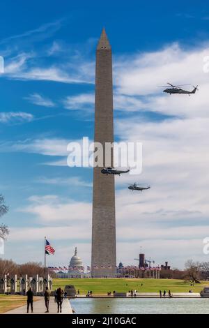 Hubschrauber im Flug am Washington Monument mit US-Präsident, Washington, DC, USA Stockfoto