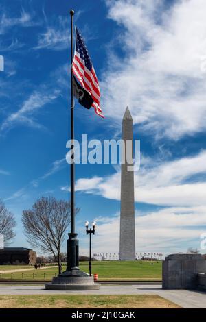 Washington Monument und amerikanische Flagge, Washington, DC Stockfoto
