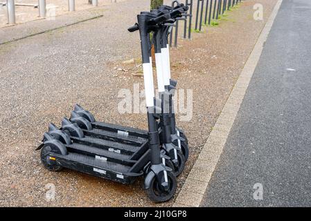 Teilen Sie Elektroroller entlang eines Pfades im öffentlichen Park Stockfoto