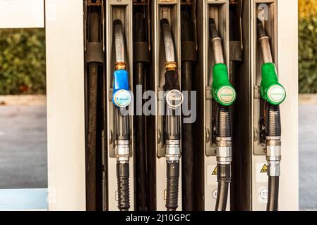 Nahaufnahme der Kraftstoffdüsen in einer alten Tankstelle Stockfoto