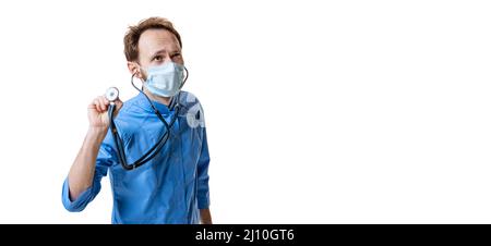 Der junge Chemiker, Arzt mit blauer Uniform, Gesichtsmaske und Handschuhen führt chemische Forschungen auf weißem Hintergrund durch. Konzept des Gesundheitswesens Stockfoto