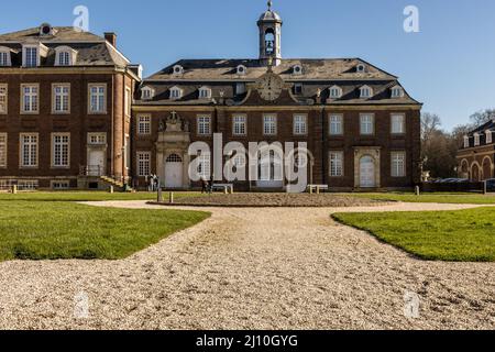 Panoramablick auf eine Schlosskapelle des Schlosses Nordkirchen in Nordkirchen, Deutschland Stockfoto