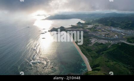 Luftaufnahme der vollen Spur des Mandalika-Rundkreises. Der internationale Mandalika-Kurs in Indonesien. Lombok, Indonesien, 22. März 2022 Stockfoto