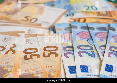 Euro-Banknoten. Tabelle mit Banknoten bedeckt. Europa Stockfoto