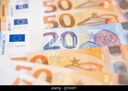 Euro-Banknoten. Tabelle mit Banknoten bedeckt. Europa Stockfoto