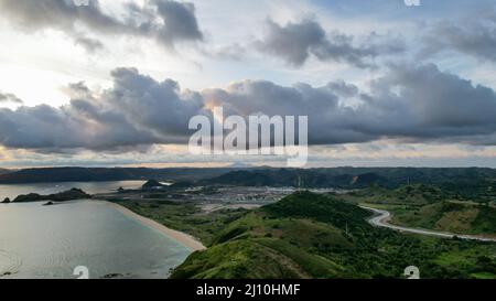 Luftaufnahme der vollen Spur des Mandalika-Rundkreises. Der internationale Mandalika-Kurs in Indonesien. Lombok, Indonesien, 22. März 2022 Stockfoto
