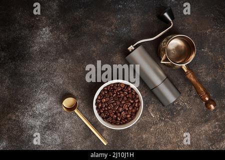 Kaffeebrühgeräte in Cezve auf dunklem Tisch mit Kopierfläche, flacher Lay, Draufsicht Stockfoto