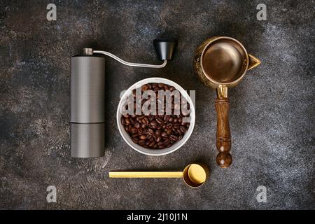Artikel für die Zubereitung von türkischem Kaffee, flaches Lay, Draufsicht, Nahaufnahme Stockfoto