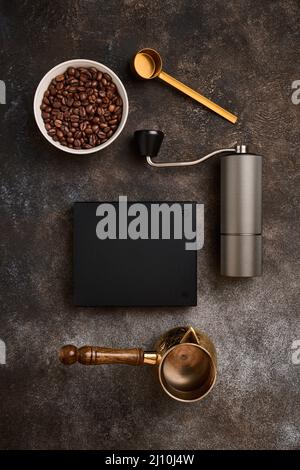 Barista-Tools auf dunklem Hintergrund, Kaffeekonzept in einem Café, flach liegend Stockfoto