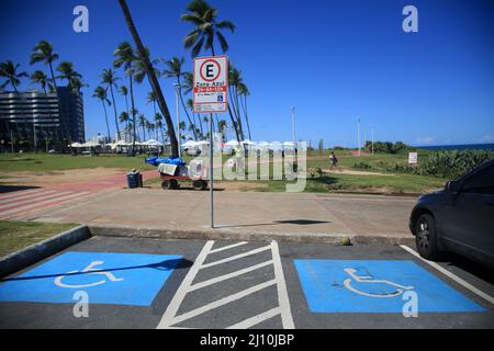 salvador, bahia, brasilien - 20. märz 2022: Reservierter Parkplatz für Rollstuhlfahrer in der Region Jardim de Alah in der Stadt Salvador. Stockfoto