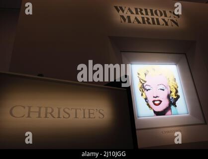 New York, Usa. 21. März 2022. „Shot Sage Blue Marilyn“ von Andy Warhol ist nach einer Ankündigung, dass es am Montag, den 21. März 2022 in New York City für die Auktion bei Christie's anlaufen wird, zu sehen. Das ikonische Andy Warhol-Siebdruck-Porträt des Hollywood-Starlet Marilyn Monroe steht für $200 Millionen Euro auf dem Block – ein Rekord, der für jedes Gemälde den Preis verlangt. Foto von John Angelillo/UPI Credit: UPI/Alamy Live News Stockfoto