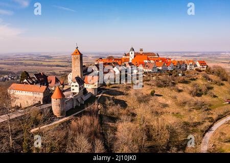 Drohnenbild der szenischen Gebäude in der historischen Altstadt von Waldenburg in Hohenlohe Stockfoto