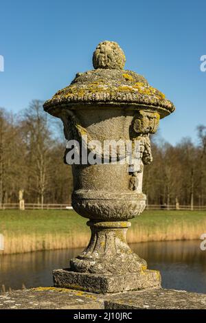 Vertikale Aufnahme einer alten Skulptur in den Schlossgärten von Schloss Nordkirchen Stockfoto