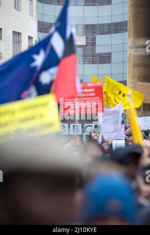 Die Teilnehmer versammeln sich zu einer weltweiten Kundgebung für Freiheit vor dem BBC Broadcasting House in London. Stockfoto