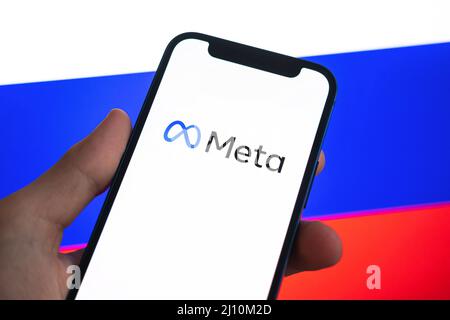 Poltava, Ukraine - 21. März 2022: Meta in Russland. Neues Facebook-Logo gegen russische Flagge Hintergrundbild. Blockiertes und verbotenes Unternehmen Stockfoto