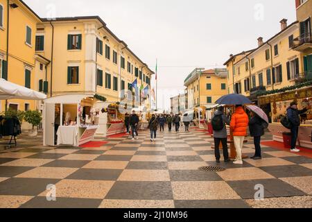 Lazise, Italien - Dezember 27. 2021. Weihnachten auf der Piazza Vittorio Emanuele in Lazise am Ufer des Gardasees, Provinz Verona, Venetien Stockfoto