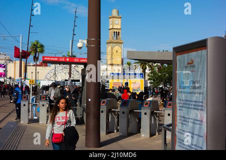 CASCA, MAROKKO - 20. NOVEMBER; Straßenbahnhaltestelle im Stadtzentrum von 2018 Stockfoto