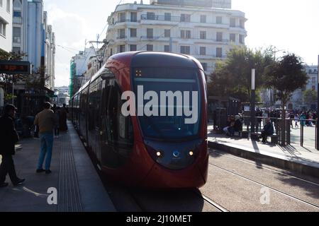 CASCA, MAROKKO - 20. NOVEMBER; 2018 Straßenbahn im Stadtzentrum Stockfoto