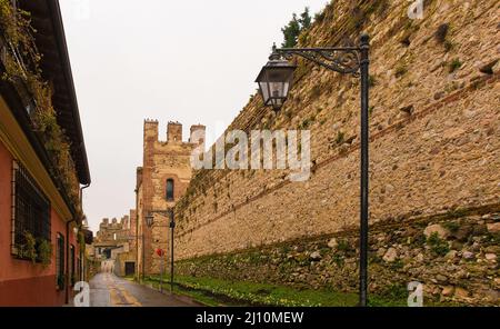 Die historische Burg Scaligero in Lazise am Ufer des Gardasees, Provinz Verona, Venetien, Nordostitalien Stockfoto