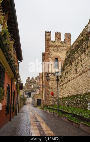 Die historische Burg Scaligero in Lazise am Ufer des Gardasees, Provinz Verona, Venetien, Nordostitalien Stockfoto