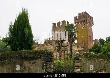 Die historische Burg Scaligero in Lazise am Ufer des Gardasees, Provinz Verona, Venetien, Nordostitalien Stockfoto