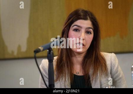 Roxanne Tahbaz, die Tochter von Morad Tahbaz, während einer Pressekonferenz, die von ihrem lokalen Abgeordneten Tulip Siddiq im Macmillan Room, Portcullis House, London, veranstaltet wurde, nachdem Nazanin Zaghari-Ratcliffe letzte Woche aus der Haft im Iran entlassen worden war. Bilddatum: Montag, 21. März 2022. Stockfoto