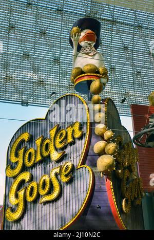 Das Neonschild für das Golden Goose Casino, Es ist nicht mehr auf der Fremont Street. Sie rissen es im Jahr 2018 nieder. Stockfoto