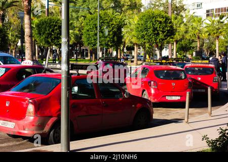 CASCA, MAROKKO - 20. NOVEMBER; 2018 rote Taxis warten Stockfoto