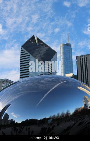 CHICAGO, ILLINOIS, USA - 13. NOVEMBER 2016 Cloud Gate and Sky at AT&T Plaza at Millennium Park in the Loop Community Area Stockfoto