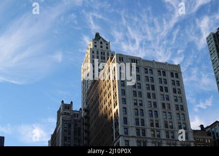 CHICAGO, ILLINOIS, USA - 13. NOVEMBER 2016 Downtown Chicago Türme mit wispy weißen Wolken und blauem Himmel Stockfoto