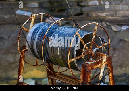 Nahaufnahme des alten rostigen Haspelkabels Stockfoto