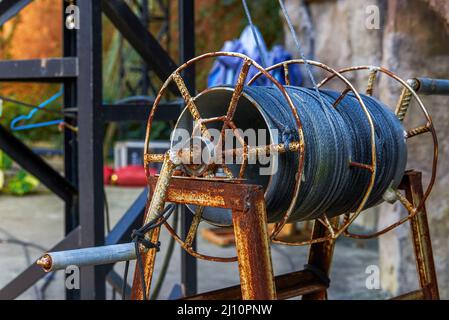 Nahaufnahme des alten rostigen Haspelkabels Stockfoto