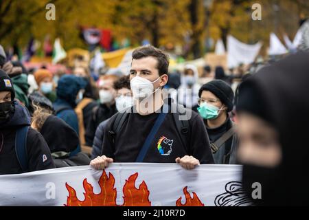 Berlin, Deutschland. 22. Oktober 2021. Am 22.. Oktober 2021 nahmen mehrere zehntausende Menschen aus ganz Deutschland an einem Freitag Teil, um in Berlin zu protestieren. Sie wollen Druck auf die Koalitionsverhandler von SPD, Grünen und FDP ausüben, damit sie ihre Wahlversprechen halten und das 1,5-Grad-Ziel halten. Diese Woche präsentierte der FFF eine Liste der Forderungen an die neue Regierung. Die Demonstration musste aufgrund einer Gewitterwarnung vorzeitig beendet werden. (Foto: Alexander Pohl/Sipa USA) Quelle: SIPA USA/Alamy Live News Stockfoto