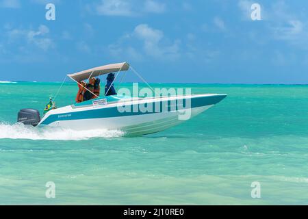 Maragogi, AL, Brasilien - 17. Oktober 2021: Schnellboot auf einem Strand von Maragogi navigieren. Stockfoto